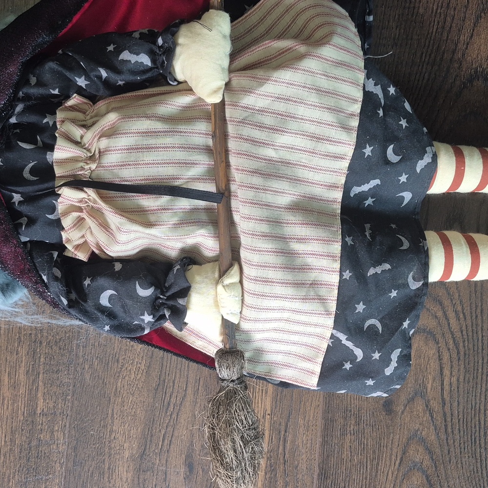 Witch Shelf Sitter Doll With Sparkly Cape - Picture 3 of 5